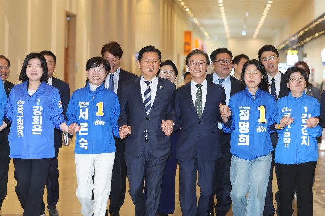 더불어민주당 정청래 대표가 지난달 15일 부산 동구 부산항국제전시컨벤션센터에서 열린 부산 현장 최고위원회에서 부산 기초단체장 후보들과 입장하고 있다. 이재찬 기자 chan@