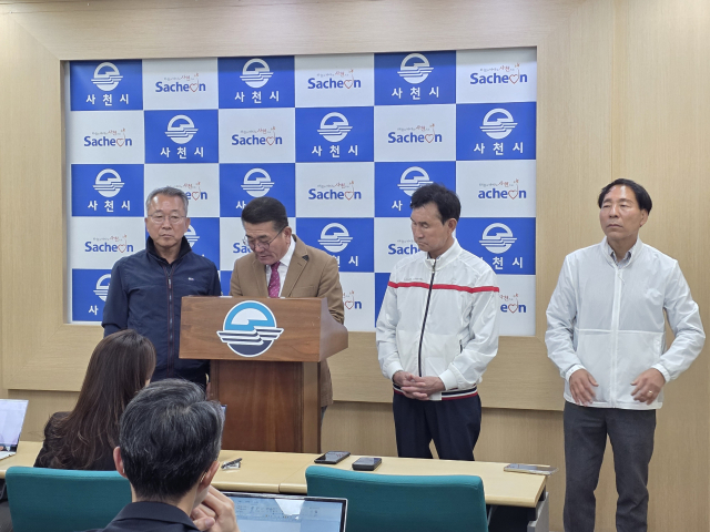 이삼수 전 사천시의회 의장 등 국힘 공천에 반발한 출마자들이 7일 사천시청 브리핑룸에서 기자회견을 열고 있다. 김현우 기자