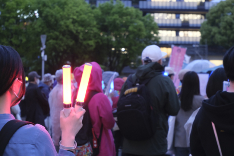 ‘개헌 반대’ 日 시민, 한국 따라 응원봉·깃발 들었다 [규슈 나우]