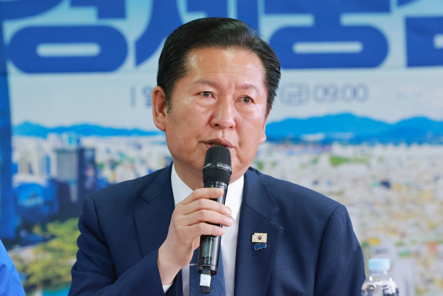 더불어민주당 정청래 대표가 8일 서울 송파구 민주당 조재희 송파구청장 후보 선거사무소에서 열린 현장 최고위원회의에 참석해 발언하며 노상원 수첩을 언급하고 있다. 연합뉴스