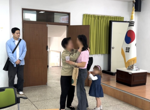 네덜란드 입양인, 경찰 도움으로 48년 만에 생모 재회