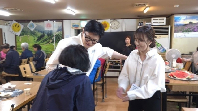 무소속 한동훈 후보와 함께 선거 유세에 나선 아내 진은정 변호사. 연합뉴스