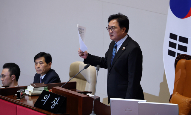 우원식 국회의장이 8일 국회에서 열린 제435회 국회(임시회) 2차 본회의에서 헌법 개정안 표결과 50개 법안 처리와 관련해 국민의힘의 필리버스터 신청으로 안건을 상정하지 않겠다고 밝히며 울분을 터트리고 있다. 연합뉴스