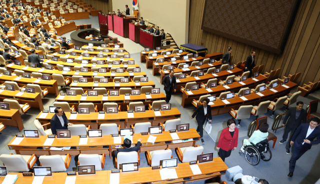 국민의힘 의원들이 8일 국회에서 열린 제435회 국회(임시회) 2차 본회의에서 우원식 국회의장이 헌법 개정안 표결에 불참하고 50개 비쟁점 법안에 대해 필리버스터를 신청한 국민의힘에 대해 유감을 표명하자 반발하며 퇴장하고 있다. 연합뉴스