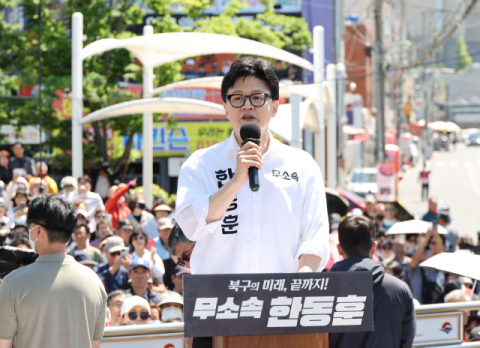 한동훈, 넘어지는 기자 무시 논란… 
