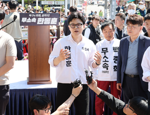 부산 북구갑 국회의원 보궐서거에 출마하는 한동훈 무소속 후보가 9일 오후 부산 북구 구포시장 인근에서 출마 선언 기자회견을 하고 있다. 이재찬 기자 chan@