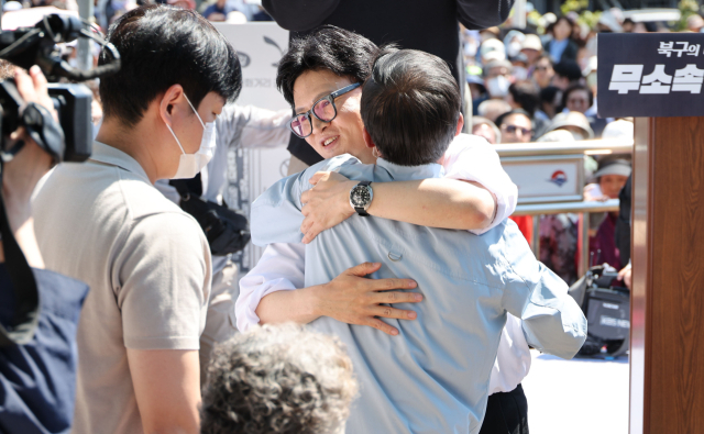 9일 오후 부산 북구 구포시장 인근에서 열린 한동훈 무소속 후보 출마 선언 기자회견에서 한 후보가 지지자들과 함께 하고 있다. 이재찬 기자 chan@