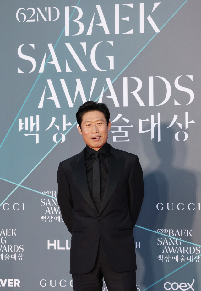 제62회 백상예술대상 영화 최우수연기상 후보에 오른 배우 유해진이 8일 서울 강남구 코엑스에서 열리는 시상식 레드카펫 행사에서 포즈를 취하고 있다. 연합뉴스