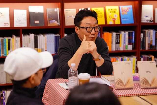 호밀밭 출판사 장현정 대표가 <일인일서> 북토크하는 모습. 크레타서점 제공