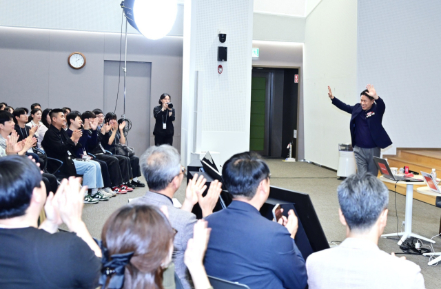LG전자 류재철 CEO가 최근 서울 강서구 마곡 LG사이언스파크에서 열린 구성원 대상 타운홀 미팅에 입장하고 있다.LG전자 제공