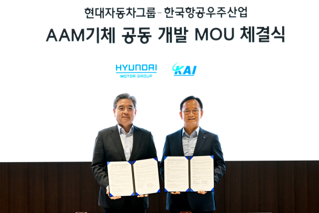 현대차그룹 장재훈(왼쪽) 부회장과 KAI 김종출 사장이 지난 8일 서울 서초구 양재동 현대차·기아 본사에서 ‘항공용 전동화 파워트레인을 기반으로 하는 미래 항공 모빌리티 기체 공동 개발 협약’을 체결한 뒤 포즈를 취하고 있다.현대차그룹 제공