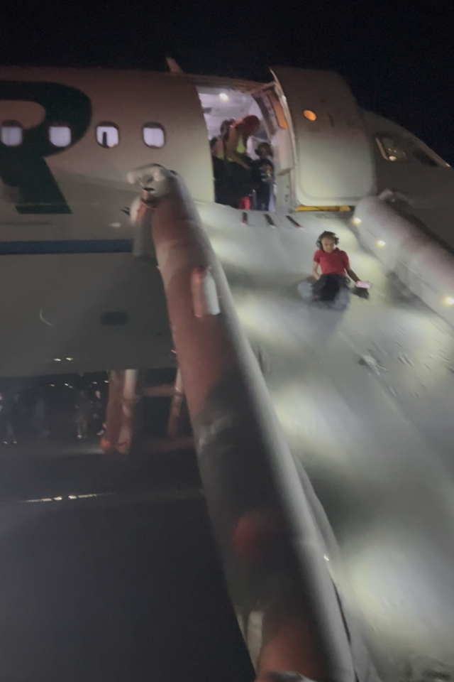 미국 덴버 국제공항에서 이륙 중 보행자와 사고난 프론티어 항공기에서 승객들이 대피하고 있는 모습. AP연합뉴스
