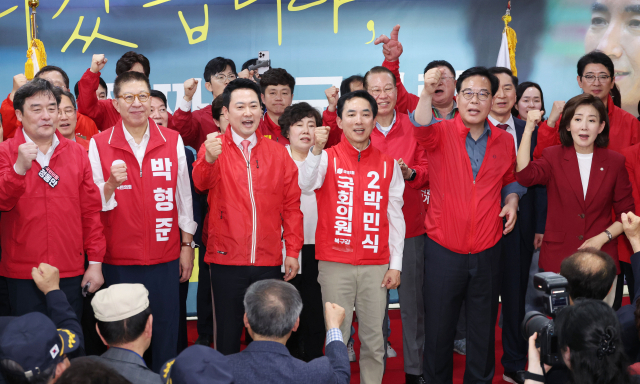 10일 오후 진행된 부산 북갑 국회의원 보궐선거 국민의힘 박민식 후보 선거사무소 개소식에서 박 후보, 국민의힘 장동혁 대표와 지도부, 국회의원 등이 선거 필승을 다짐하고 있다. 정종회 기자 jjh@