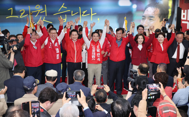 10일 오후 진행된 부산 북갑 국회의원 보궐선거 국민의힘 박민식 후보 선거사무소 개소식에서 박 후보, 국민의힘 장동혁 대표와 지도부, 국회의원 등이 선거 필승을 다짐하고 있다. 정종회 기자 jjh@