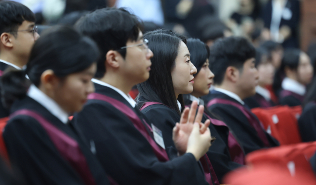지난 7일 정부과천청사 법무부에서 열린 신임 검사 임관식에서 신임 검사들이 정성호 법무장관 발언을 듣고 있다. 연합뉴스
