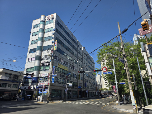 부산 수영구청이 장마철 집중호우에 대비해 상습 침수 지역 하수관로 준설 작업을 진행한다. 사진은 공사 대상에 포함된 민락동 민락씨랜드회센터 일대 모습. 김재량 기자 ryang@