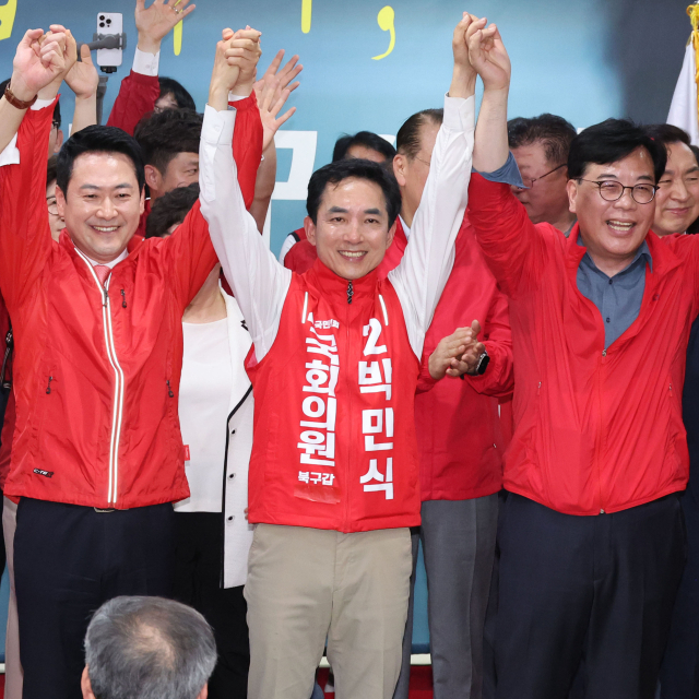 10일 오후 진행된 부산 북갑 국회의원 보궐선거 국민의힘 박민식 후보 선거사무소 개소식에서 박 후보, 국민의힘 장동혁 대표와 지도부, 국회의원 등이 선거 필승을 다짐하고 있다. 정종회 기자 jjh@