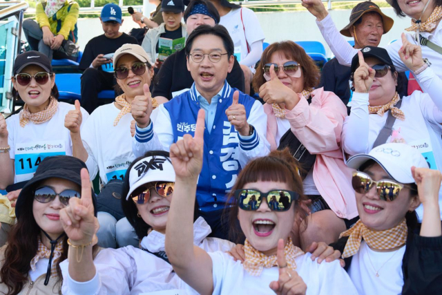 10일 김경수 후보가 창원 진해구 풍호공원운동장에서 열린 진해만생태숲걷기대회에 참가한 시민들과 함께 기념사진을 찍고 있다. 민주당 제공