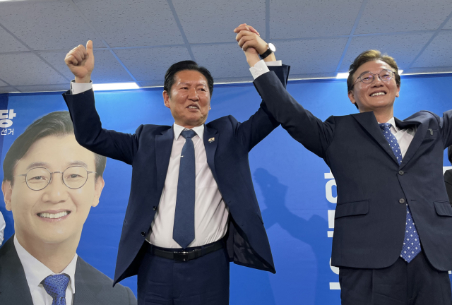9일 오후 부산 부산진구 전재수 더불어민주당 부산시장 후보 선거사무소에서 열린 선거사무소 개소식에서 정청래 당대표(왼쪽)와 전재수 후보(오른쪽)가 만세를 하고 있다. 연합뉴스