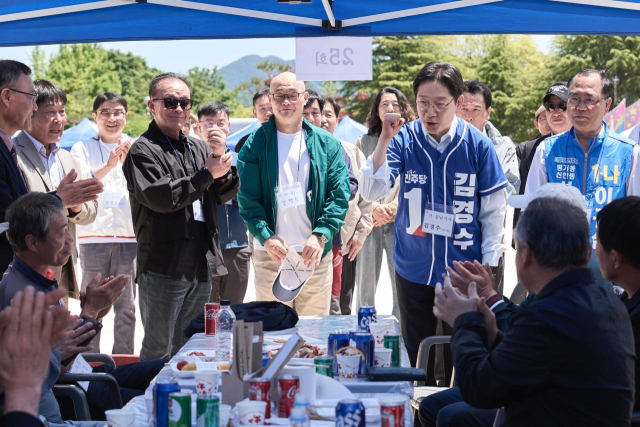지난 9일 민주당 김경수 경남지사 후보가 모교인 진주동명고 총동창회에 참석했다. 각 캠프 제공