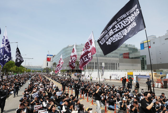 지난달 23일 경기도 평택시 삼성전자 평택캠퍼스 앞에서 열린 삼성전자 노동조합 공동투쟁본부의 '투명하게 바꾸고, 상한폐지 실현하자-4/23 투쟁 결의대회'에서 노조 깃발이 입장하고 있다. 연합뉴스