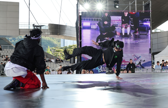 10일 부산 해운대구 영화의전당에서 열린 2026 부산스텝업댄스페스티벌에서 ‘월드 스트리트 2:2 댄스 배틀’(프리스타일)이 진행되고 있다. 정종회 기자 jjh@