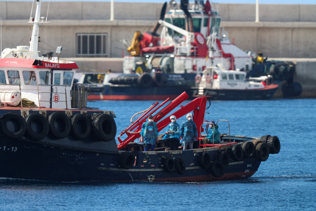 2026년 5월 10일 스페인 테네리페의 그라나딜라 데 아보나 항구에서 한타바이러스 집단감염이 발생한 크루즈선 MV 혼디우스호의 탑승객들이 하선 후 보트를 타고 항구로 이송되고 있다. 로이터연합뉴스