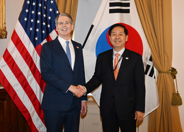주요 20개국(G20) 재무장관회의 및 국제통화기금(IMF)·세계은행(WB) 춘계회의 참석차 미국 워싱턴D.C.를 방문 중인 구윤철 부총리 겸 재정경제부 장관이 지난달 17일(현지시간) 미국 재무부에서 스콧 베선트 미국 재무장관과 면담에 앞서 악수를 나누고 있는 모습. 연합뉴스