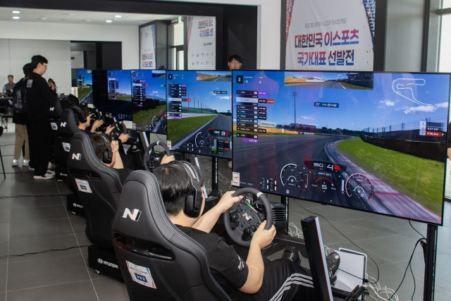 지난 8일 현대 N 페스티벌 1라운드에서 개최된 아이치·나고야 아시안게임 ‘그란 투리스모 7’ 국가대표 선발전에서 선수들이 LG전자의 올레드 모니터로 경기를 하고 있다.LG전자 제공