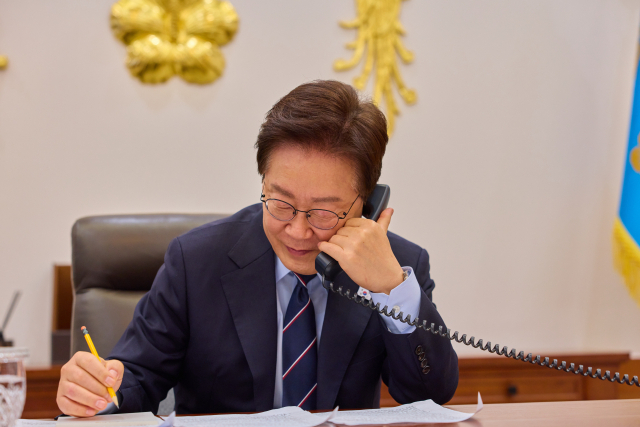 이재명 대통령이 지난 8일 청와대에서 마크 카니 캐나다 총리와 통화하고 있다. 연합뉴스