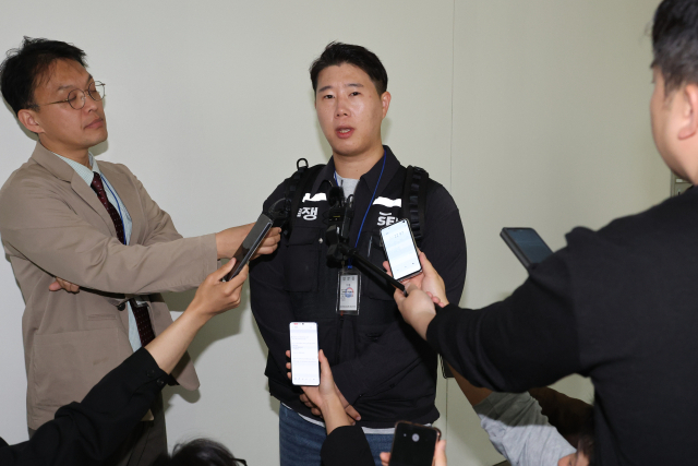 최승호 초기업노동조합 삼성전자 지부 위원장이 11일 정부세종청사 중앙노동위원회 제1조정회의실에서 열리는 사후조정회의에 참석하며 취재진에게 입장을 밝히고 있다. 노사는 21일로 예정된 총파업 전 사실상 마지막 기회가 될 중앙노동위원회 사후조정 절차를 통해 성과급 재원과 지급 기준에 대해 협상을 벌인다. 연합뉴스