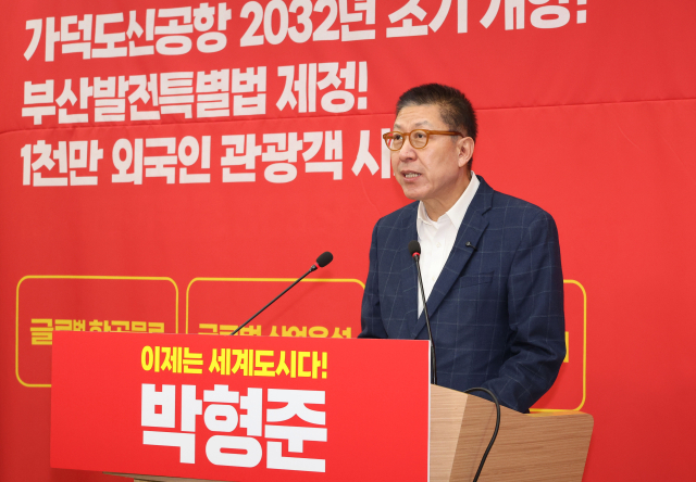 국민의힘 박형준 부산시장 후보가 11일 오후 부산시의회 브리핑룸에서 가덕신공항 조기 개항 등 3호 공약을 발표하고 있다. 정종회 기자 jjh@