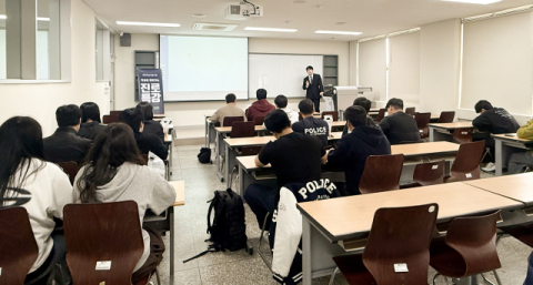 진로특강 경청 중인 경찰행정학과 학생들. 신라대 제공