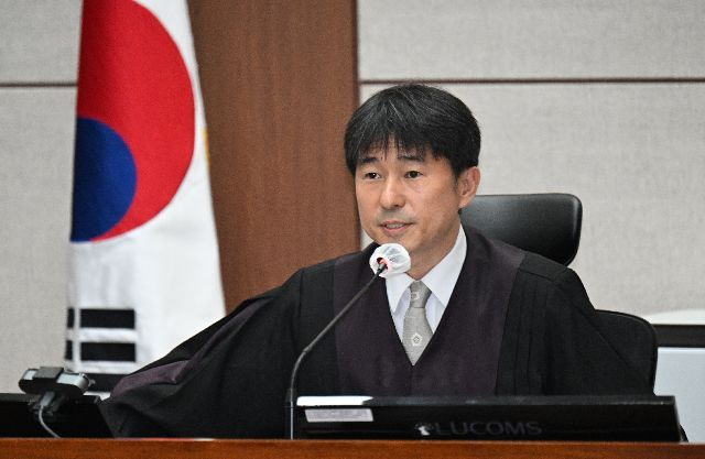 고위공직자범죄수사처는 지난 7일 '룸살롱 접대 의혹'을 받고 있는 지귀연 서울북부지법 부장판사를 소환해 조사했다고 11일 밝혔다. 지귀연 부장판사가 지난해 4월 서울중앙지법에서 열린 윤석열 전 대통령 내란 우두머리 혐의 형사재판에서 발언하고 있다. 연합뉴스