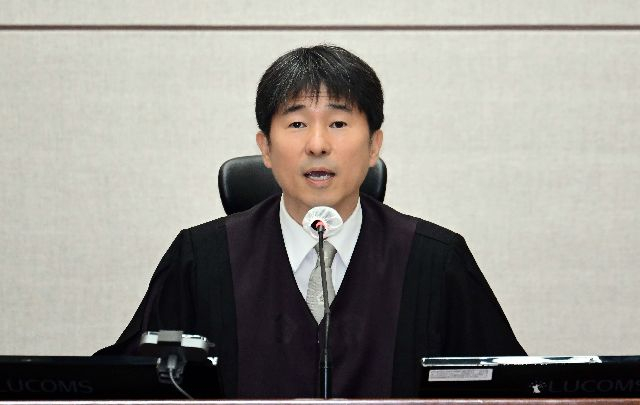 고위공직자범죄수사처는 지난 7일 '룸살롱 접대 의혹'을 받고 있는 지귀연 서울북부지법 부장판사를 소환해 조사했다고 11일 밝혔다. 지귀연 부장판사가 지난해 4월 서울중앙지법에서 열린 윤석열 전 대통령 내란 우두머리 혐의 형사재판에서 발언하고 있다. 연합뉴스
