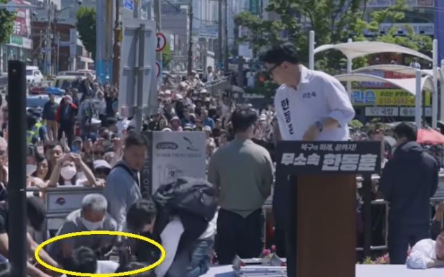 기자가 넘어진 방향을 바라보는 한동훈 무소속 후보의 모습. 한동훈 유튜브 갈무리.