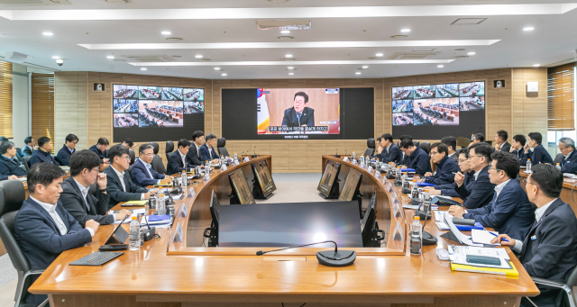 한국남동발전은 11일 조영혁 사장 직무대행 주재로 중동 전쟁과 에너지 대전환 등 급변하는 경영 환경 변화에 대비하기 위한 긴급 회의를 개최했다.사진은 회의전 사전 영상(대통령 안전 강조 영상). 남동발전 제공