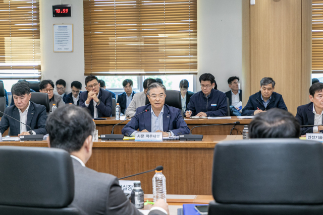 한국남동발전은 11일 조영혁 사장 직무대행 주재로 중동 전쟁과 에너지 대전환 등 급변하는 경영 환경 변화에 대비하기 위한 긴급 회의를 개최했다. 조영혁 사장 직무대행이 당부 사항을 전달하고 있다. 남동발전 제공