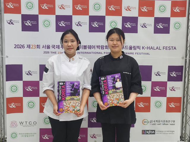 개인 부문인 탑영쉐프를 수상한 서양조리전공 권혜주 학생(오른쪽)과 글로벌조리전공 테오라 나타샤 벨라(왼쪽) 학생. 영산대 제공