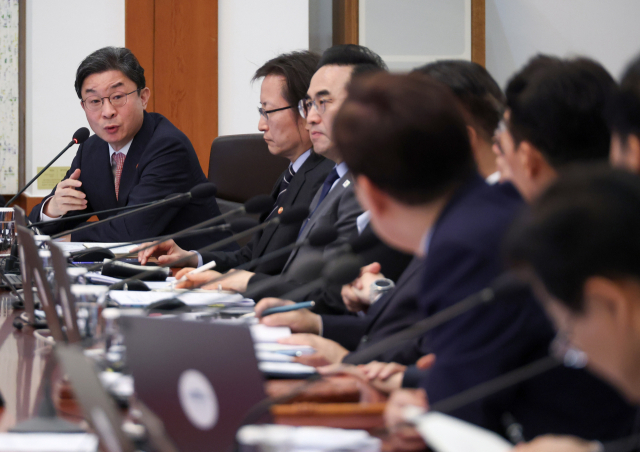 이억원 금융위원장이 12일 청와대에서 열린 국무회의 겸 비상경제점검회의에서 이재명 대통령 질문에 답하고 있다. 연합뉴스