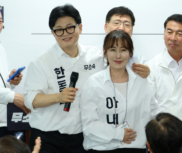 무소속 한동훈 부산 북갑 국회의원 보궐선거 후보가 10일 부산 북구에서 열린 선거사무소 개소식에서 아내 진은정 변호사를 소개하고 있다. 연합뉴스