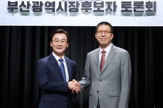 더불어민주당 전재수 부산시장 후보와 국민의힘 박형준 후보가 12일 오후 부산MBC에서 열린 초청토론회에서 악수를 나누고 있다. 정종회 기자 jjh@