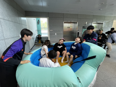 어린이날 스포츠 체험 행사 봉사 참여. (김해대 제공)