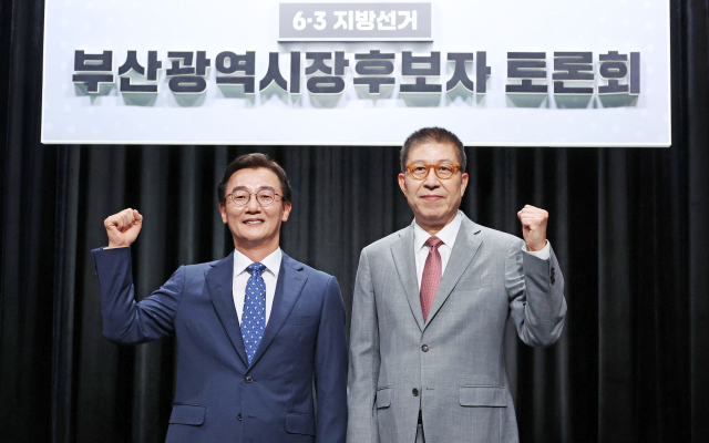 더불어민주당 전재수 부산시장 후보와 국민의힘 박형준 후보가 12일 부산MBC에서 열린 초청토론회에서 선전을 다짐하고 있다. 정종회 기자 jjh@