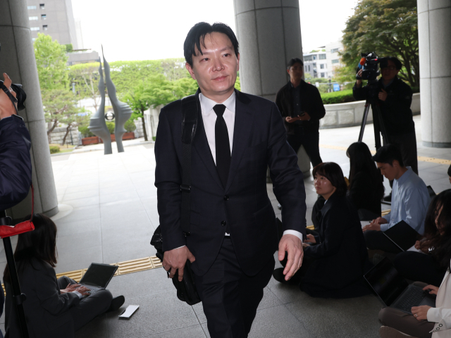 11일 대검찰청이 감찰위원회를 열고 쌍방울 대북송금 수사 과정에서 '연어 술파티' 진술 회유 의혹이 제기된 박상용 인천지검 부부장 검사의 징계 여부를 심의할 것으로 알려진 가운데 박 검사가 대기를 위해 서초동 대검찰청 민원실로 들어가고 있다. 연합뉴스