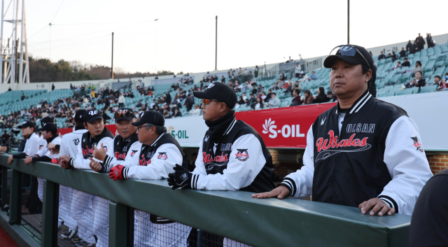 지난 3월 20일 울산 문수야구장에서 열린 프로야구 KBO 퓨처스리그 개막전에서 울산 선수단이 경기장을 바라보고 있다. 연합뉴스