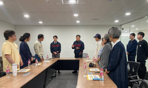 롯데 자이언츠를 항의 방문한 노무현재단. 노무현재단 제공