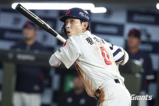 롯데 황성빈이 4회말 우익수 방면 안타를 치고 출루하고 있다. 롯데 자이언츠 제공