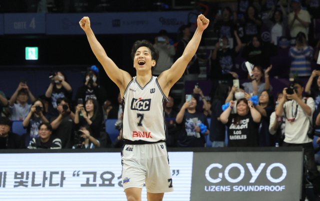 지난 13일 고양에서 2025-2026 KBL 플레이오프 챔피언 결정전 고양 소노와 부산 KCC 5차전 경기에서 MVP KCC 허훈이 승리가 확정된 뒤 환호하고 있다. 연합뉴스