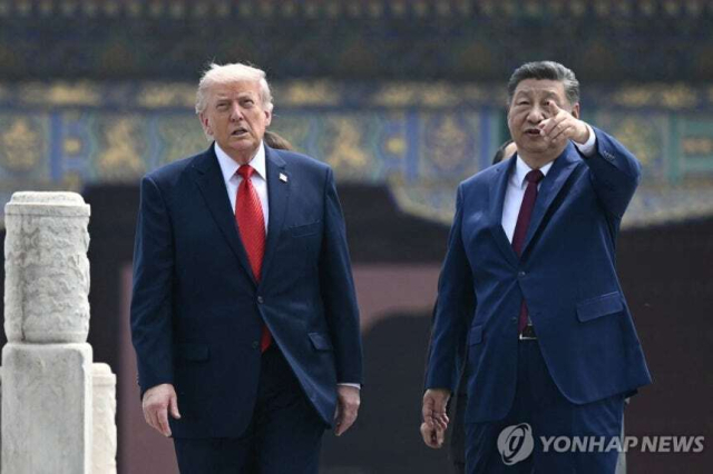 톈탄공원 둘러보는 미중 정상. 연합뉴스